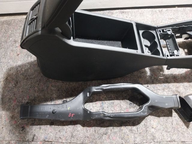 bontott SKODA SUPERB III Könyöklő