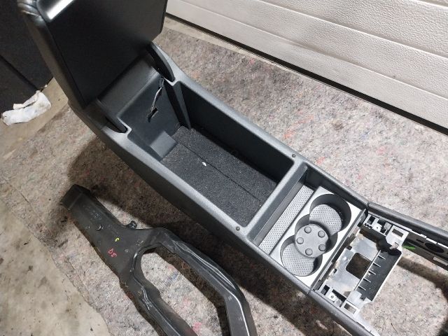 bontott SKODA SUPERB III Könyöklő