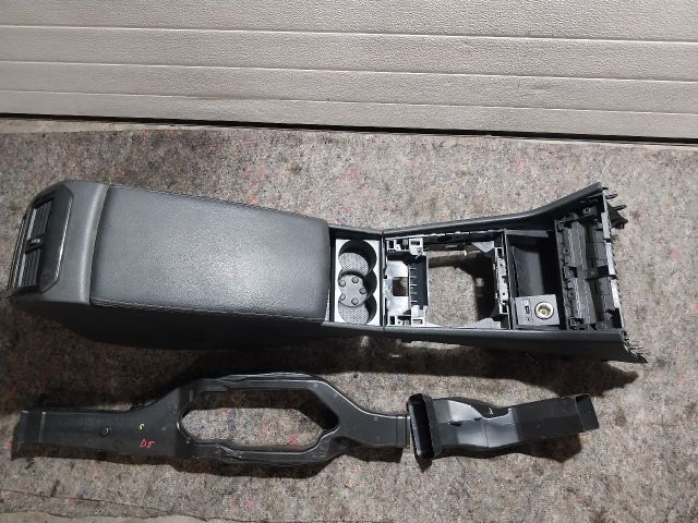 bontott SKODA SUPERB III Könyöklő