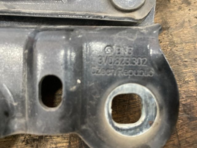 bontott SKODA SUPERB III Motorháztető Jobb Zsanér