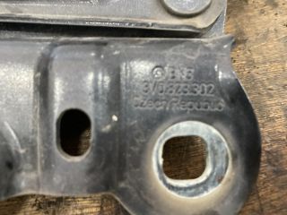 bontott SKODA SUPERB III Motorháztető Jobb Zsanér