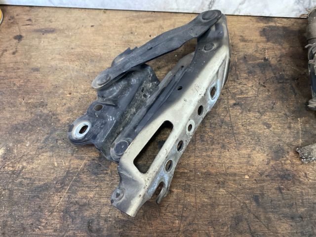 bontott SKODA SUPERB III Motorháztető Jobb Zsanér