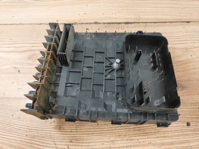 bontott SKODA YETI Biztosítéktábla Motortér