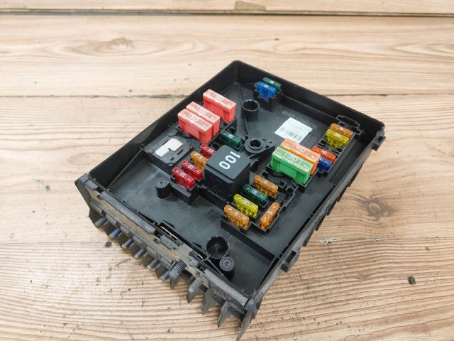 bontott SKODA YETI Biztosítéktábla Motortér