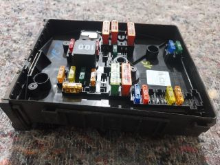 bontott SKODA YETI Biztosítéktábla Motortér