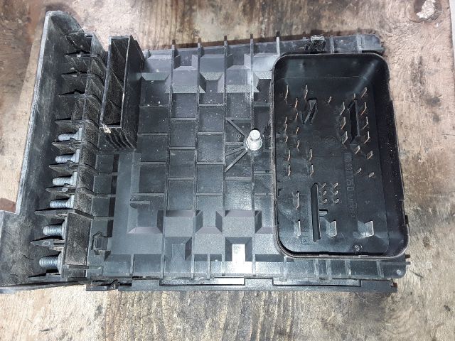 bontott SKODA YETI Biztosítéktábla Motortér