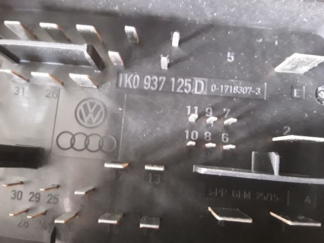 bontott SKODA YETI Biztosítéktábla Motortér