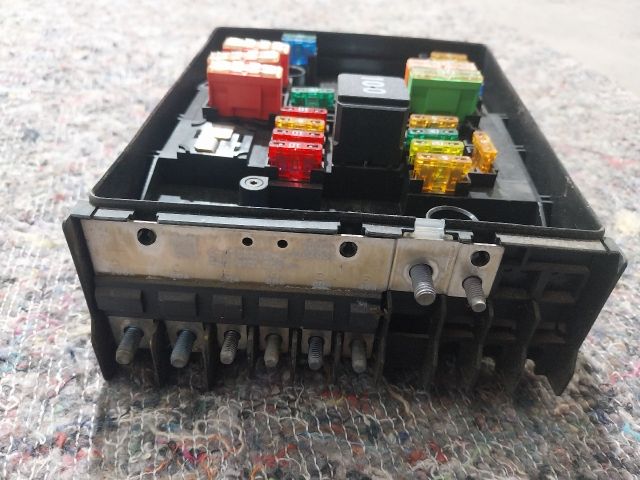 bontott SKODA YETI Biztosítéktábla Motortér