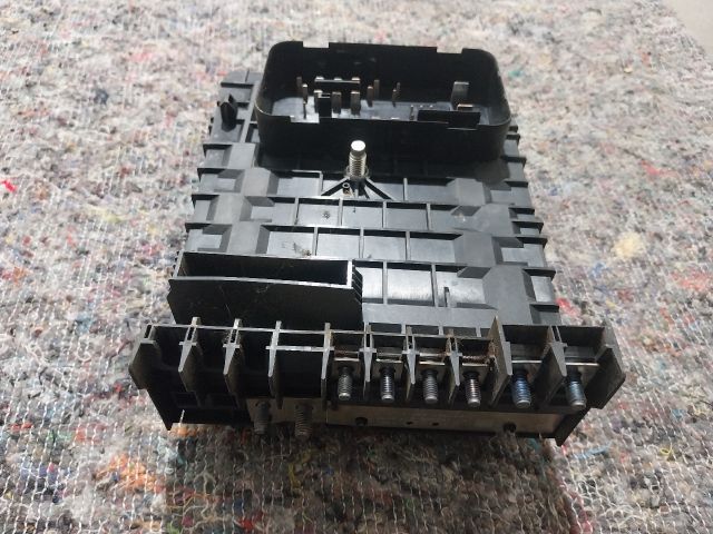 bontott SKODA YETI Biztosítéktábla Motortér