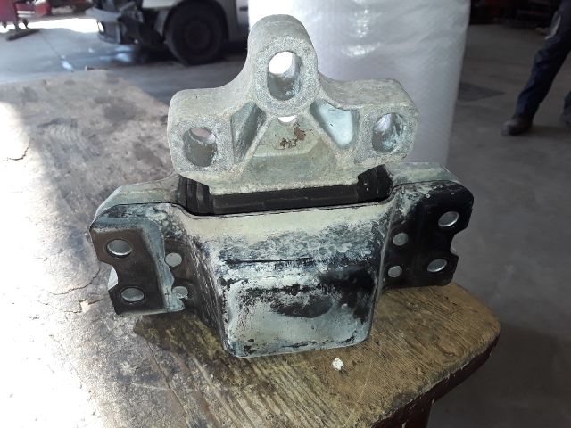 bontott SKODA YETI Motor Tartó Bak Bal