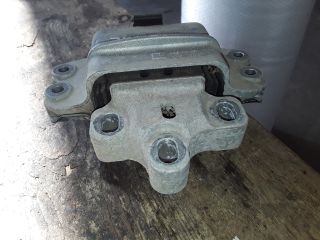 bontott SKODA YETI Motor Tartó Bak Bal