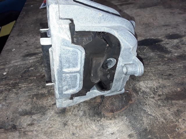 bontott SKODA YETI Motor Tartó Bak Jobb