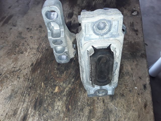 bontott SKODA YETI Motor Tartó Bak Jobb