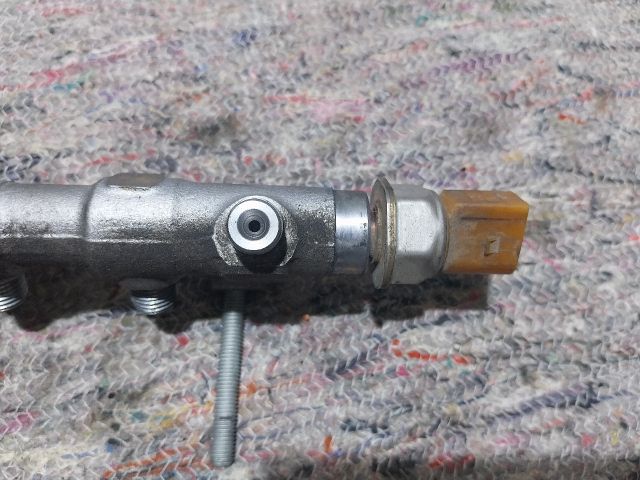 bontott SKODA YETI Porlasztó Sor / Híd