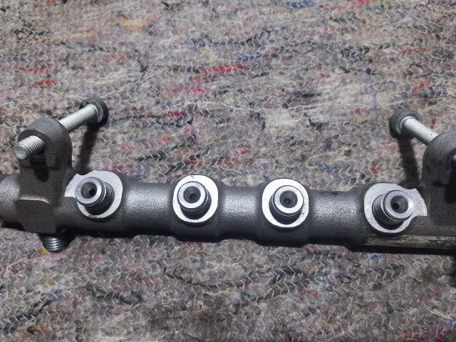 bontott SKODA YETI Porlasztó Sor / Híd