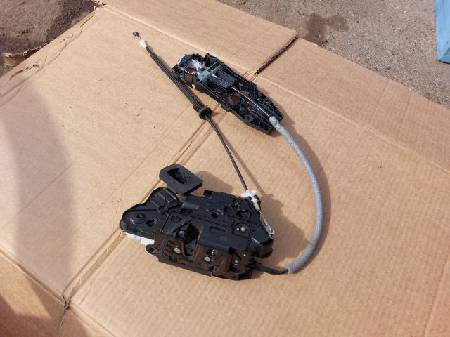 bontott SKODA YETI Bal első Zárbetét