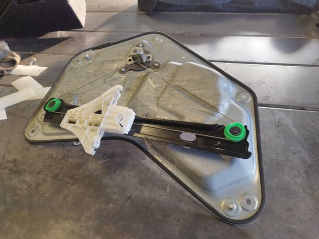 bontott SKODA YETI Bal hátsó Ablakemelő Szerkezet (Mechanikus)