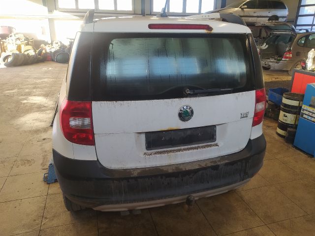 bontott SKODA YETI Bal hátsó Dobbetét (Kerékjárati, Műanyag)