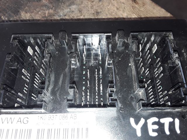 bontott SKODA YETI Biztosítéktábla Utastér