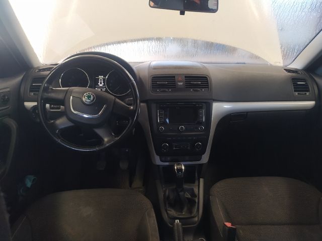 bontott SKODA YETI Csomagtérajtó Burkolat Felső