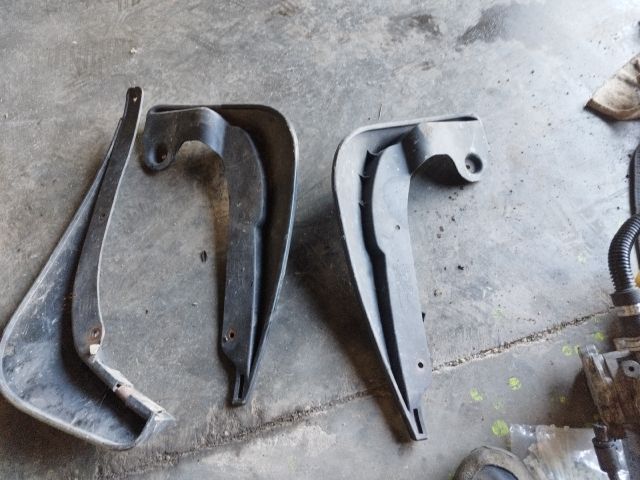 bontott SKODA YETI Első Sárvédő Gumi Pár