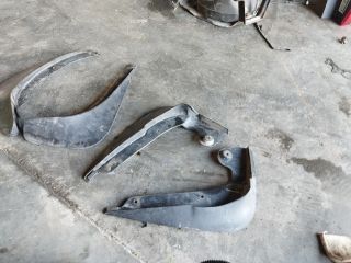 bontott SKODA YETI Első Sárvédő Gumi Pár