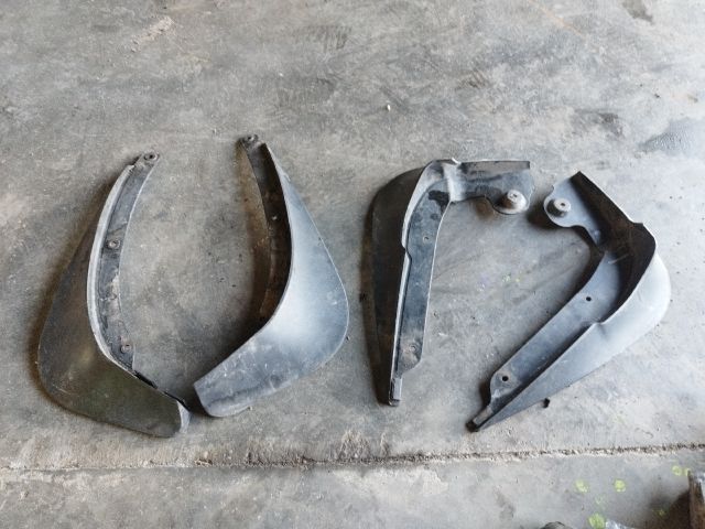 bontott SKODA YETI Első Sárvédő Gumi Pár