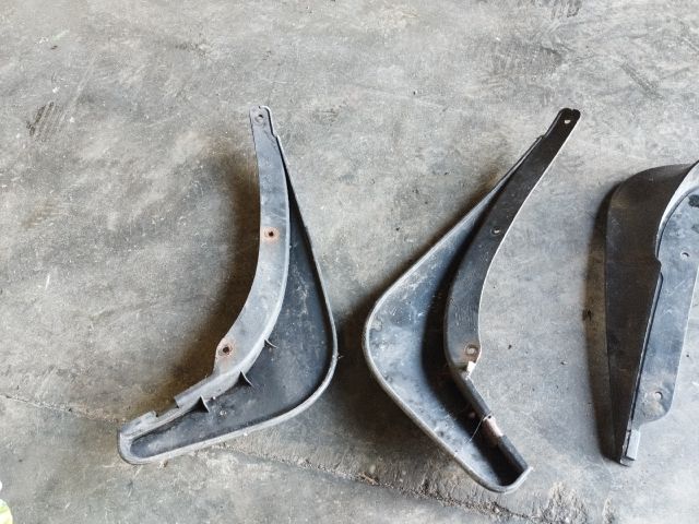 bontott SKODA YETI Első Sárvédő Gumi Pár