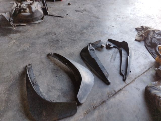 bontott SKODA YETI Első Sárvédő Gumi Pár