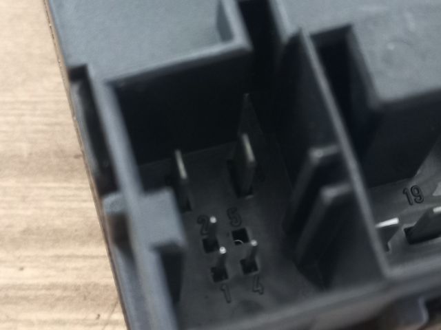 bontott SKODA YETI Jobb első Ajtó Vezérlőegység