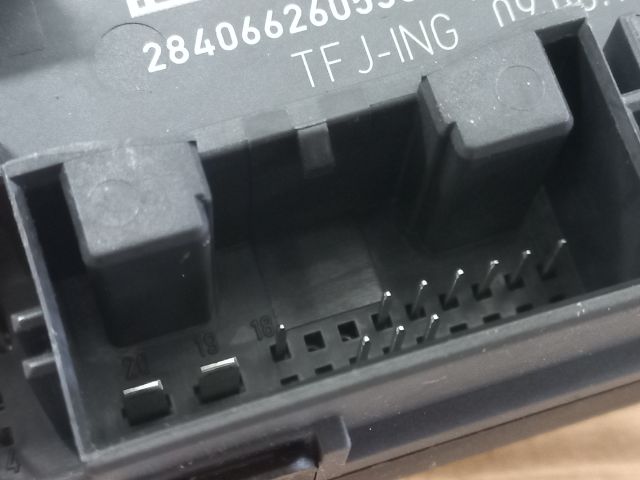 bontott SKODA YETI Jobb első Ajtó Vezérlőegység