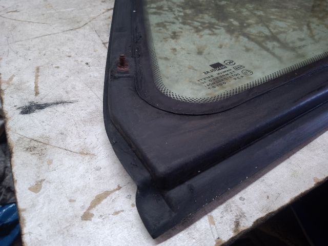 bontott SSANGYONG MUSSO Bal C Oszlop Oldalablak Üveg