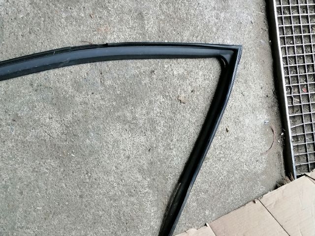 bontott SSANGYONG MUSSO Bal első Ablakvezető Gumi