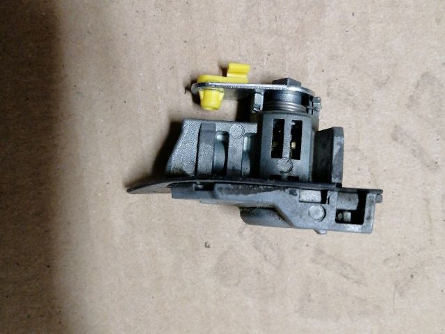 bontott SSANGYONG MUSSO Bal első Zárbetét