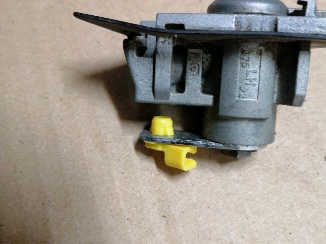 bontott SSANGYONG MUSSO Bal első Zárbetét