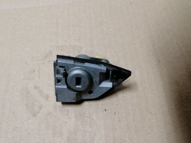 bontott SSANGYONG MUSSO Bal első Zárbetét