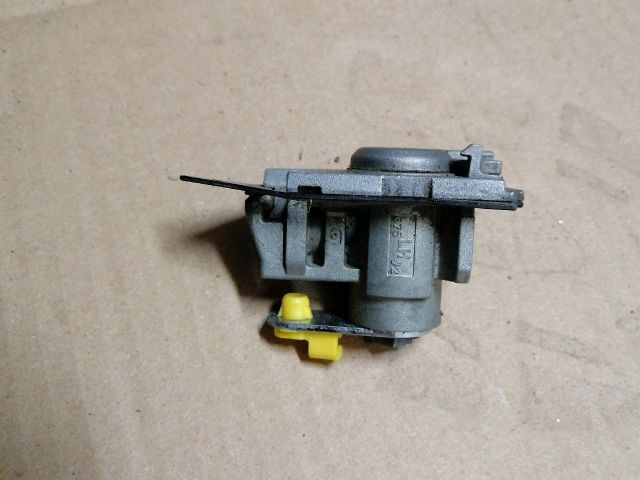 bontott SSANGYONG MUSSO Bal első Zárbetét