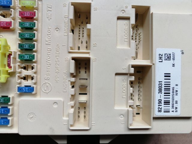 bontott SSANGYONG MUSSO Biztosítéktábla Utastér