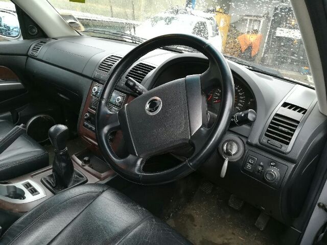 bontott SSANGYONG REXTON Bal B Oszlop Burkolat