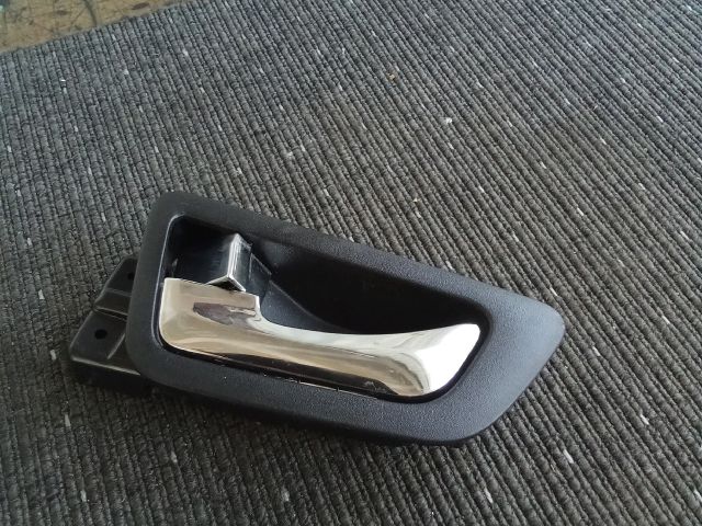 bontott SSANGYONG TIVOLI Bal első Belső Kilincs