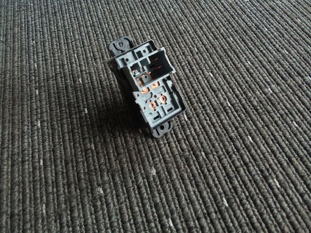 bontott SSANGYONG TIVOLI Bal hátsó Ablakemelő Kapcsoló