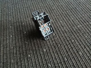 bontott SSANGYONG TIVOLI Bal hátsó Ablakemelő Kapcsoló