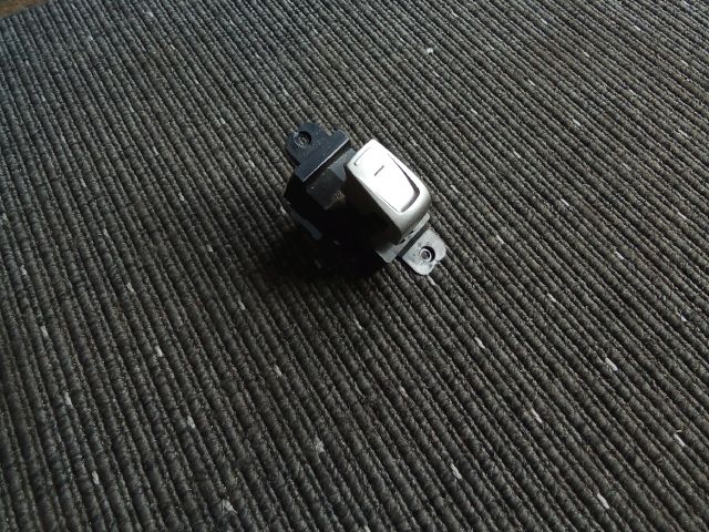 bontott SSANGYONG TIVOLI Bal hátsó Ablakemelő Kapcsoló