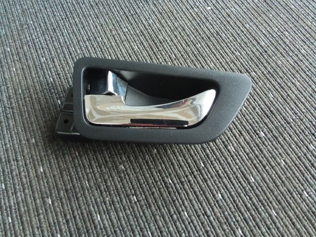 bontott SSANGYONG TIVOLI Bal hátsó Belső Kilincs