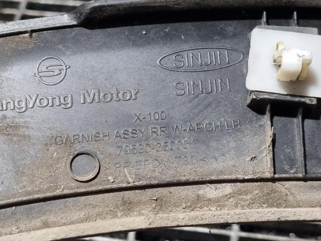 bontott SSANGYONG TIVOLI Bal hátsó Sárvédő Díszléc