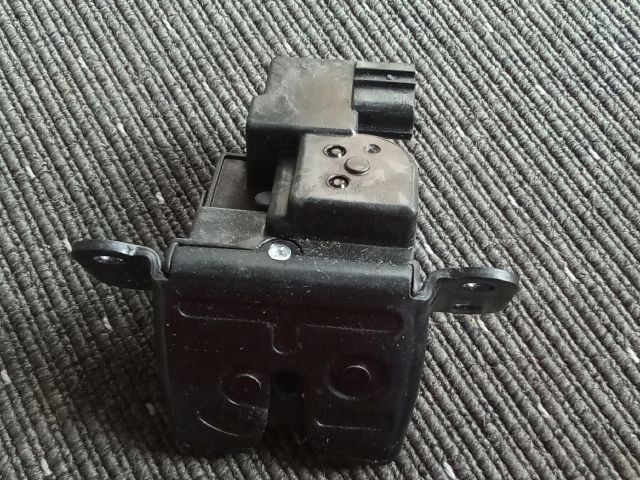 bontott SSANGYONG TIVOLI Csomagtérajtó Zárszerkezet