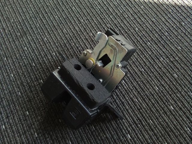 bontott SSANGYONG TIVOLI Csomagtérajtó Zárszerkezet