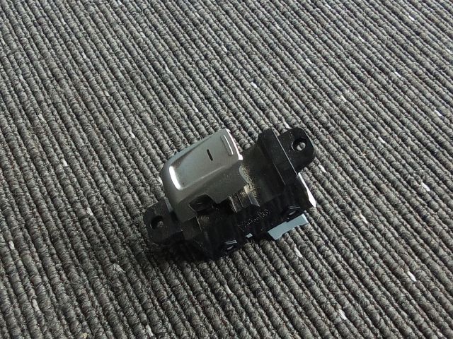 bontott SSANGYONG TIVOLI Jobb hátsó Ablakemelő Kapcsoló