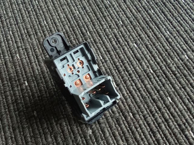 bontott SSANGYONG TIVOLI Jobb hátsó Ablakemelő Kapcsoló