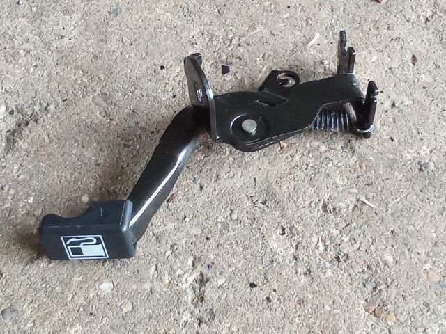 bontott SSANGYONG TIVOLI Tankajtó Nyitó Kar / Gomb